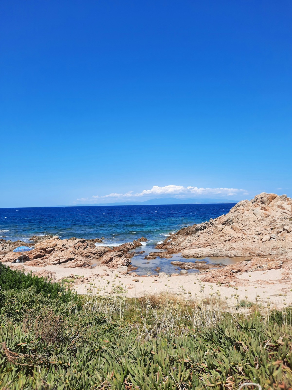 Costa de Cerdeña con mar turquesa