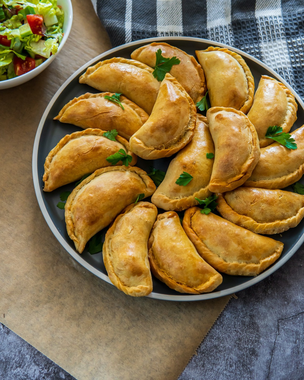 Fuente de empanadas horneadas y doradas