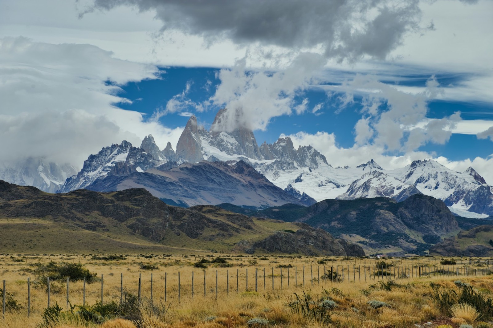 Estepa patagónica con el Fitz Roy de fondo