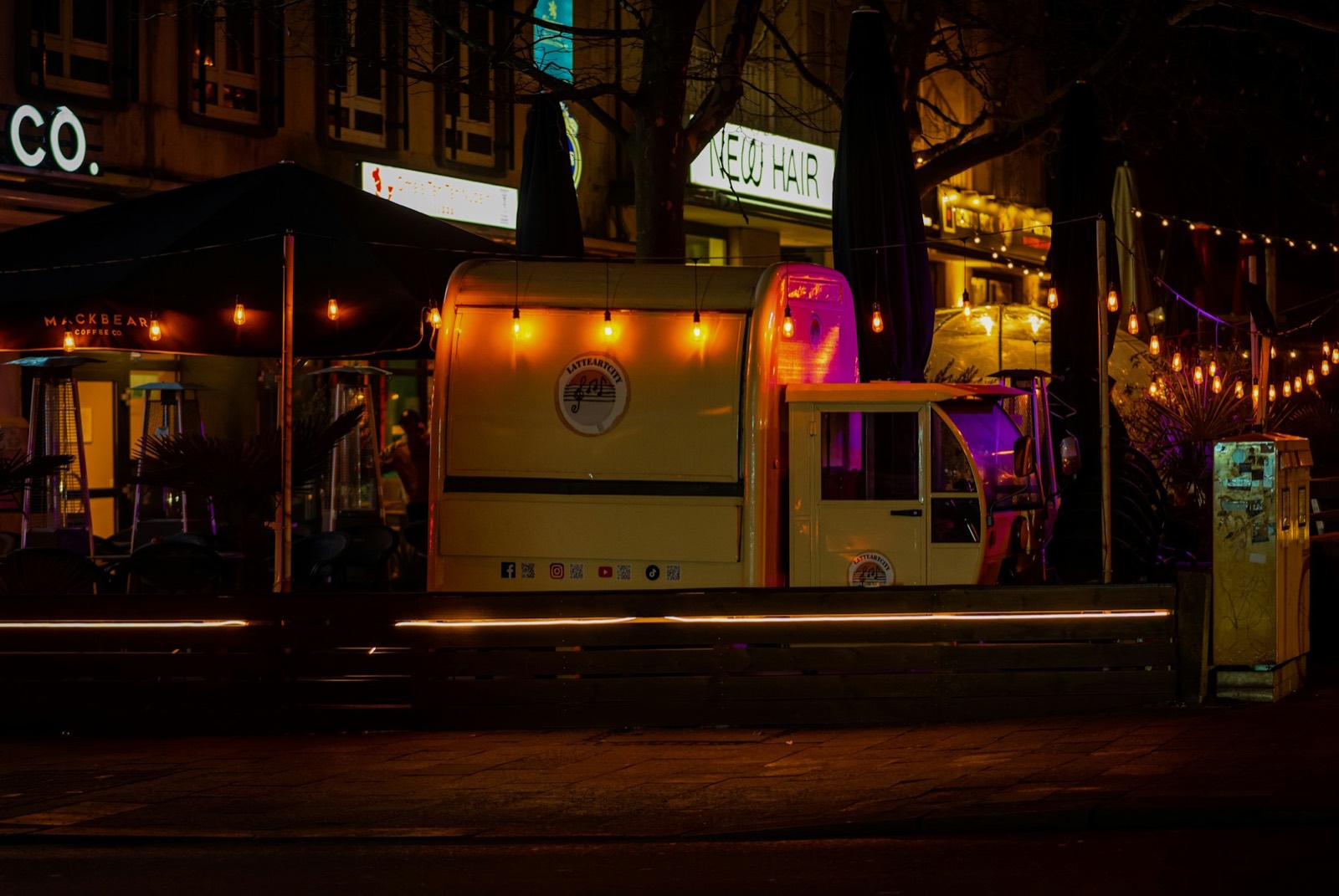 Foodtruck iluminado de noche en la calle