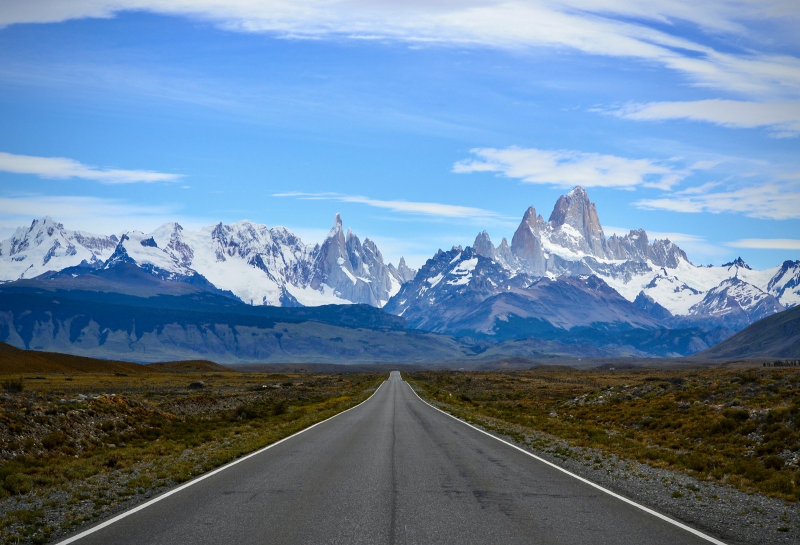 Ruta recta hacia el cerro Fitz Roy, en la Patagonia argentina